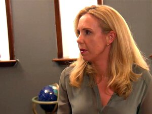 Amateur-Blondine mit Brille bedient einen großen Schwanz in der