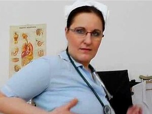Riesigbusige ältere medizinische Spekula Selbstuntersuchung