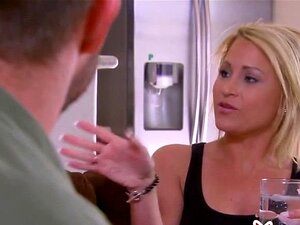 Blonde heiße Braut wird mit steifem Schwanz durchgefickt