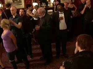 Eine wertlose Hure demütigen. Harte Gruppensex-Bestrafung für eine