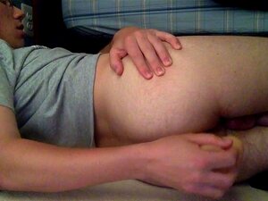 Amateur Sissy in Training speelt met speeltjes