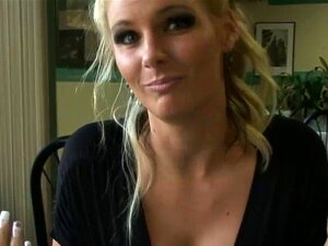 Schöne Pornodarstellerin gefickt. Arschliebender Typ rammt heiße