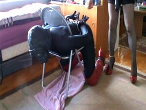 Sissy-Sklave wird von ihrer Herrin gefickt