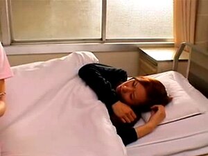 Infirmière asiatique coquine jouant jusqu'à éjaculer