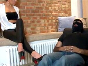 Kiiltävät leggingsit ja isot korkokengät. Kiiltävät jalat ja