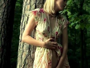 Zerbrechliche Verführerin Kitties Vulva im Hinterholz