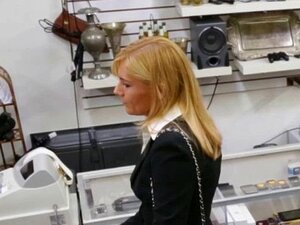 Pawnshop milf pijpt de rug uit voor geld