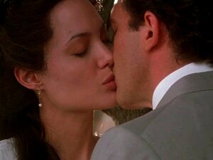 Erleben Sie die verführerische Anziehungskraft von Angelina Jolie und