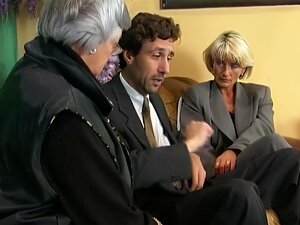 2 rintava ja villi saksalainen naiset jakaa 2 kovaa munaa olohuoneessa