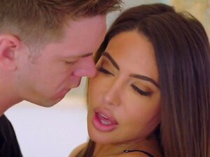 Großarschige Tussi in erotischer Unterwäsche, Lela Star wurde