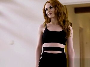 Büro-Besessenheit - Rothaarige Ella Hughes wird bei der Arbeit