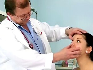 Tjeckiska bruden Monika fingrar fittan av en åldrad läkare