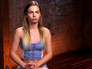 Heißblütige blonde Schlampe wird ausgepeitscht und ausgepeitscht.