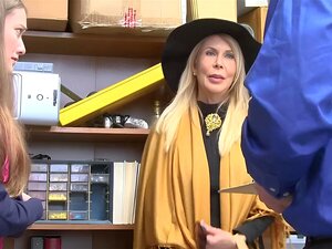 Erica Lauren är en medbrottsling av cutie Samantha i shoplyfting. De