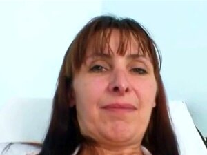 Reife Mama Karin zeigt ihre behaarte Muschi extrem. Reife Mama Karin