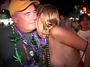 Geile Schlampen ziehen sich in einer Duell-Pianobar aus