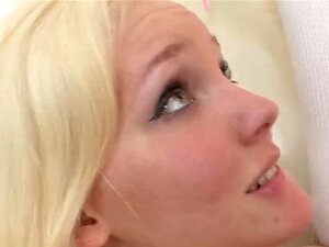 Blonde schat Ashley in haar kousen