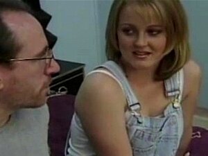 Retro-Babe lutscht im Trio Schwanz und wichst dabei