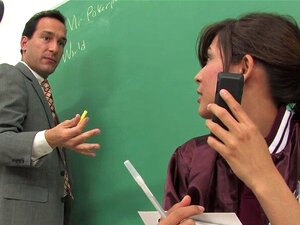 Hänen ensimmäinen kypsä kyrpänsä. Koulutyttö haaveilee