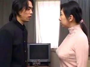 Japanische Stiefmutter wird von Stiefsohns Kumpel genommen