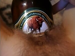 Bierflasche in Fotze