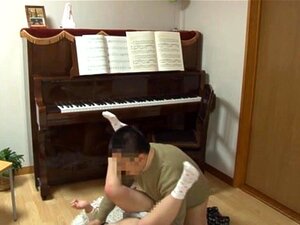 Klavierlehrer-Hintern fickt seinen Schüler über die Klaviertasten.