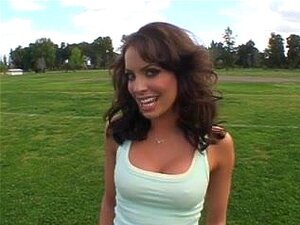 Heiße Braut beim Yogalernen wird anal gefickt und spritzt,