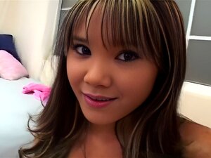 Ein süßes asiatisches Mädchen zeigt ihre Oralkünste. Kitty ist