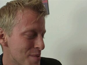 Alte Oma in Strümpfen nimmt es auf der Couch. Alte Oma in Strümpfen