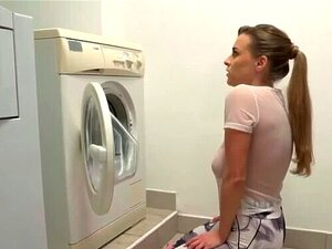 Großtittige Babe lutscht ihren Mitbewohner vor dem Hostel-Sex ab