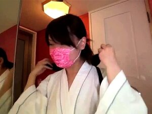 Alistuva aasialainen huora talutushihnassa paljastaa suulliset