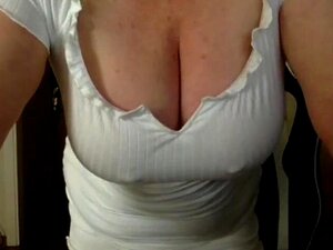 Eine alte Dame streichelt ihre üppigen Titten und ihren Spalt