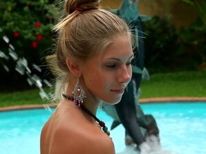 Goldene College-Süße Anjelica zieht sich absolut am Pool aus!