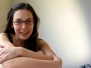 Sexy Hottie wird wild in ihre behaarte Muschi gerammt