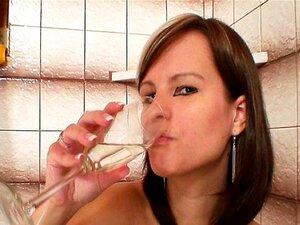 Isotissinen Julia rakastaa nailoneita ympäri kehoaan
