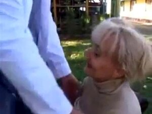 Questa milf tedesca sa come utilizzare la bocca e prendere una