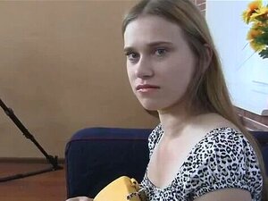 Blondine Emma in een perfecte kleine jurk laat haar natuurlijke