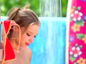 Alyssa värker och stönar när hon är centimeter från orgasm