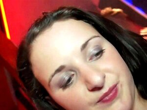 Cfnm Schlampe Muschilecker. Cfnm Schlampe auf den Knien leckt Muschi