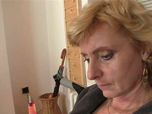 Toimitusmiehet jakavat vanhan laihan mummon