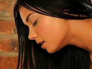 Gebräunte Schönheit spreizt nasse Muschi für Vergnügen