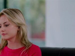 Busige MILF bekommt Oralsex von einer Süßen und reibt ihre Muschi