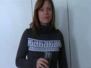 Une blonde timide et nerveuse, belle lapdanseuse