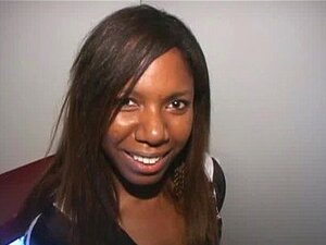 Heiße schwarze Tussi lutscht glückliche Fremde ab!