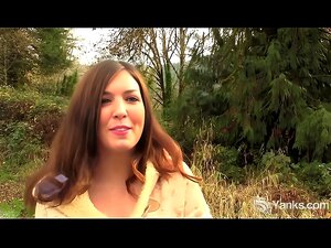 Yanks Babe Amber Alias kommt draußen zum Orgasmus