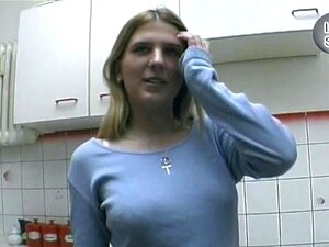 Die blonde Schlampe mit Analpiercing rasiert ihre Möse für Dich.