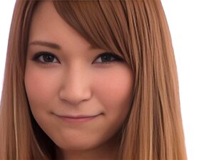 Tia lutscht einen Ständer, bis sie Sperma im Mund spürt