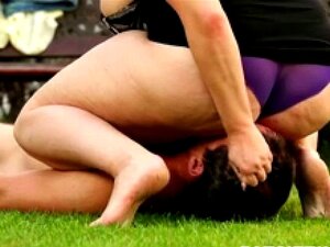 Die großtittige Domina Kristy setzt sich ins Gesicht und setzt sich