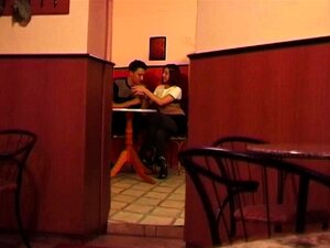 baise anale brutale dans un café public