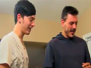 Video di twink, il patrigno muscoloso Collin ama scatenarsi un po' ora